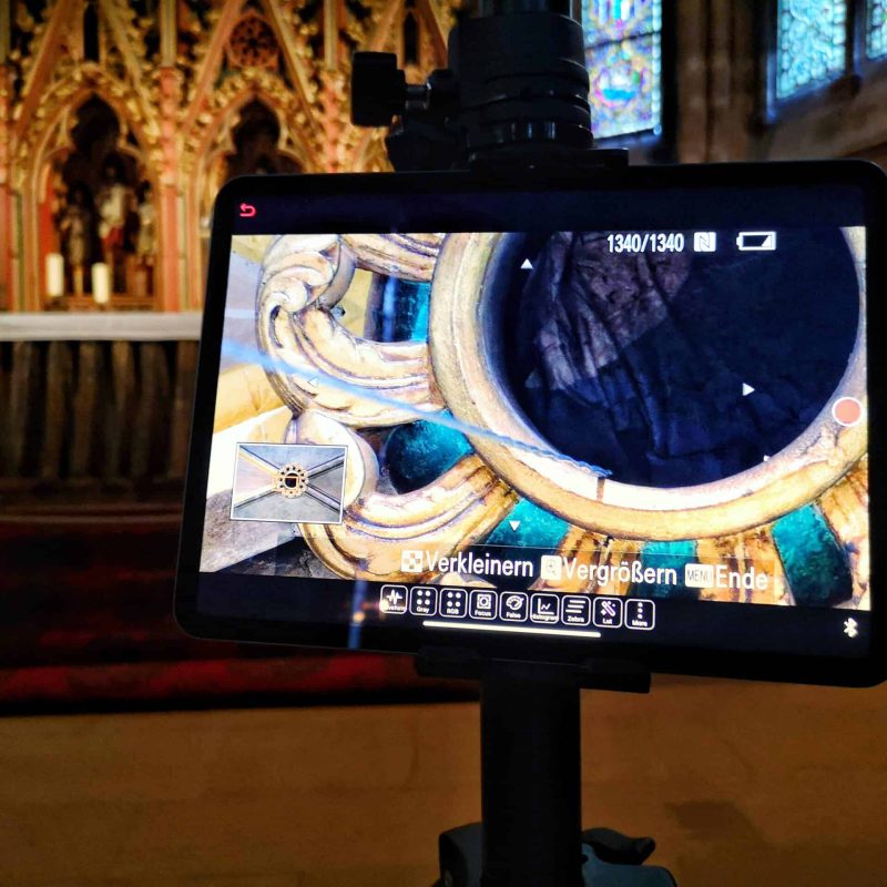 Monitor im Kirchenraum